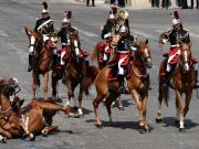 Francia muestra músculo militar en un atropellado desfile por el Día de la Bastilla