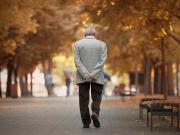 Qué revela de tu personalidad caminar con las manos en la espalda, según la psicología