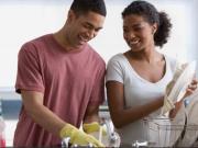 Las parejas son 20% más felices si lavan los platos juntos