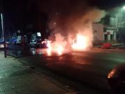 Ataque quemacoches en Villa del Parque: Vino a contramano, bajó y prendió fuego todo