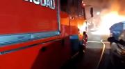 Arde Villa del Parque: un quemacoches incendió dos vehículos en plena madrugada y está prófugo