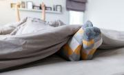 Dormir con medias: qué dice la psicología sobre este hábito