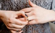 ¿Cómo se remueve un anillo que quedó atorado en el dedo?
