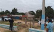 Investigan la muerte de un hombre hallado a orillas de una cancha en el Plan