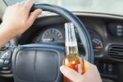 De la siesta al escándalo: policía se duerme al volante y termina enfrentado con otro agente