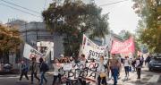 Docentes se movilizan en La Plata para exigir la devolución de los descuentos por el paro de junio