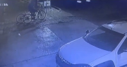 Video: entró a un consorcio, se lastimó y logró robar no una, sino dos bicicletas
