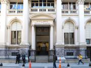 En medio de la suba del dólar, el Banco Central hizo una sorpresiva aparición en el mercado para detener el desplome de las tasas en pesos