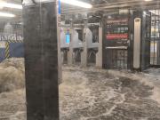 Fuertes lluvias azotan el noreste de EE.UU.: el agua inundó el subte de Nueva York y declararon el estado de emergencia
