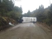Dramático vuelco de un micro con turistas en Villa Traful: hay 20 heridos y cortaron la ruta