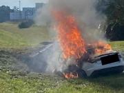 Tragedia en la Ruta 2: hay dos muertos por un auto que se despistó, chocó y se prendió fuego