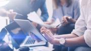 El salario formal cayó por cuarto mes consecutivo en abril, pero hubo un tenue crecimiento del empleo