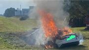 Dos muertos tras un fatal choque en la Ruta 2: un auto perdió el control, impactó contra una alcantarilla y se prendió fuego