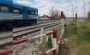 Milagro en La Plata: se le apagó la moto mientras cruzaba y se tiró para evitar ser embestido por el tren