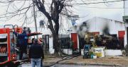 Video: un feroz incendio en Ensenada puso en peligro a una joven y un bebé de tres meses