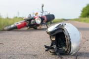 ¡Horror! Cruzó un cable atravesado entre dos árboles con la moto y murió decapitado