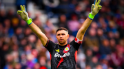 El Dibu Martínez se acerca a un gigante de Europa: está negociando con Aston Villa