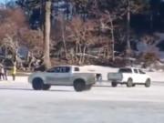 Indignación y peligro: ingresaron con camionetas a una laguna congelada para hacer trompos sobre hielo