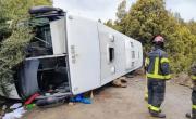 Impresionante vuelco de un micro en Villa Traful: hay 20 heridos y la ruta permanece cortada
