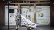 La plaza recortó la suba del dólar