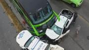 Un paciente psiquiátrico robó un patrullero y chocó a una camioneta y un micro
