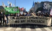 Medios comunitarios se movilizan contra el desfinanciamiento de Milei