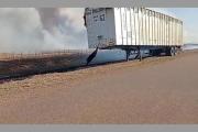 Se incendió un camión y el fuego se propagó hacia tres campos