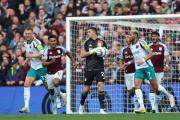 El Manchester United avanzó por el “Dibu” Martínez
