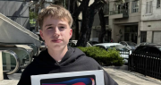 Peter Regalos llega a San Juan para entregar iPhones y dinero en la Plaza 25