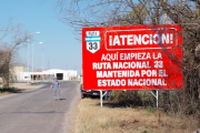 Santa Fe advierte con enormes carteles sobre el estado de las rutas, tras el cierre de Vialidad Nacional