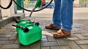 Esto es lo que pasa si guardas el combustible del auto en bidones: cuánto tiempo dura en buen estado