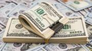 El dólar oficial bajó $15 tras la suba del lunes y cerró en $1.230 para la venta
