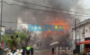 Se derrumbó parte del edificio que se incendia en pleno centro de La Plata: controlaron las llamas