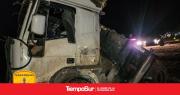 Un camión volcó en la Ruta N°3 y su conductor fue hospitalizado
