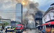 Alerta por importante incendio y derrumbe en un depósito de La Plata