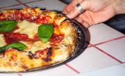 Pizza, 2x1 en vermú y música de vinilo: dónde comer por el Día del Amigo 2025