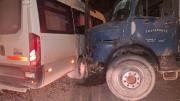 Fuerte choque entre un camión y una combi dejó milagrosamente solo un herido leve