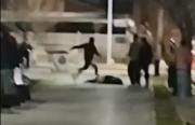 ¿Los buenos son los de azul? un policía pateó en la cabeza a un joven cuando ya estaba inconsciente en el piso