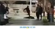 Brutal ataque en Mendoza: un policía le pateó la cabeza a un joven