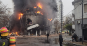 Impactante incendio en La Plata: se derrumbó la fachada del edificio que arde en llamas en diagonal 77