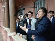 Javier Milei recibió a los argentinos que ganaron un Mundial de la NASA: le llevaron el satélite campeón