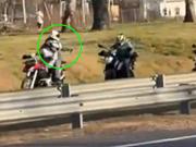 Un influencer grabó un ataque motochorro en la Autopista Ezeiza-Cañuelas: fue a plena luz del día y a metros de una garita de seguridad