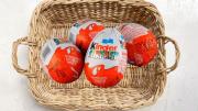No era para jugar: el juguete sorpresa de los huevos Kinder que obligó a una disculpa pública