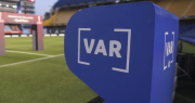¿Cambios en el VAR?: trasladarán el monitor del campo para que los jugadores no interfieran en las decisiones