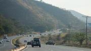 Camión cargado de baterías se vuelva en la autopista Valencia