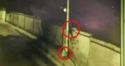 Cámaras captaron el momento en el que un ladrón trepa un muro para robar dentro de un colegio en Cochabamba