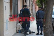 Intentó robar herramientas de un auto y fue detenido por obreros en pleno Centro