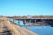 Un precario puente inhabilitado resiste el paso de todo tipo de vehículos entre Roca y Allen