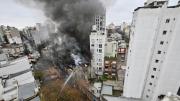 Las impactantes imágenes del depósito clandestino que se incendió en La Plata: analizan demolerlo