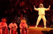 Denuncian a Bad Bunny por subir gallinas a escenario de residencia musical en Puerto Rico